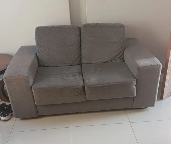 Vendo um sofá.Watts: *