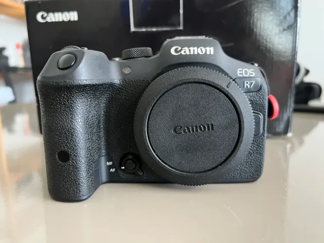 Canon R7 