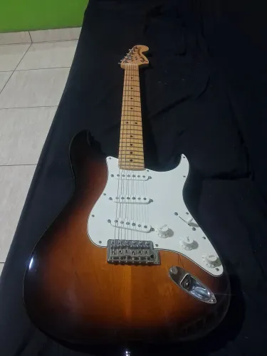 Guitarra Fender American Special