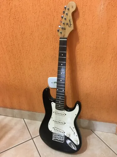 Guitarra Squier 3/4 by Fender Stratocaster Preta