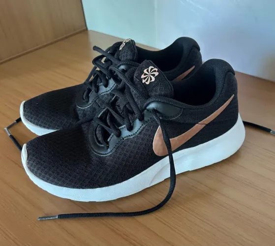 tênis nike tanjun feminino preto