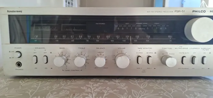 Receiver phico hitache impecável, potente conservado com 2 cxs jbl 100wats.