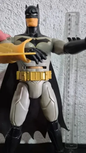 Action Figure Batman DC 30cm - Mecanismo de Lançamento - Colecionável