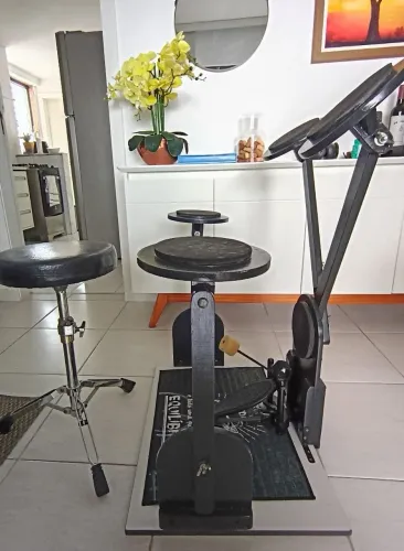 Bateria de estudo completa (com pedal de bumbo e banco confortável)