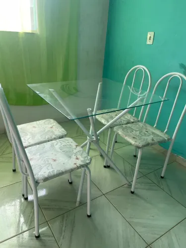Vende-se mesa de vidro com 4 cadeiras