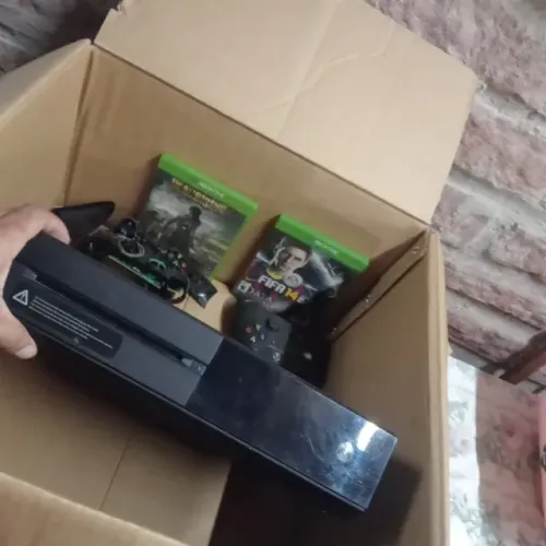 xbox one "sem fonte" só que está na caixa.