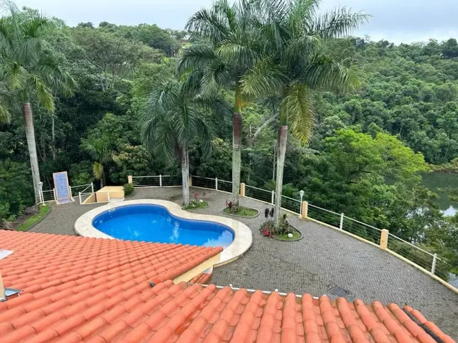 Chácara de 4700m² pé na água com 2 casas no Recanto dos Pássaros em Jacareí