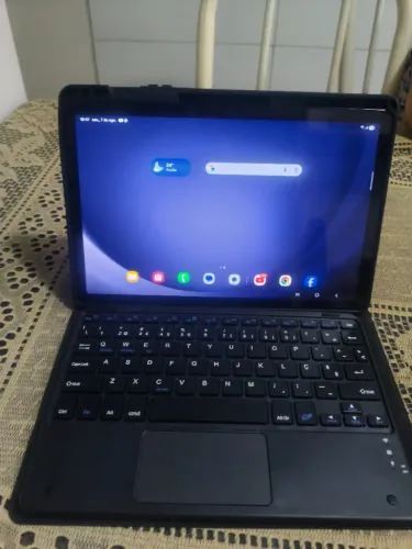 Tablet A9+5G Samsung com teclado auxiliar incluso.