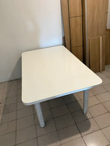 Mesa tampo de madeira e pés tubular 