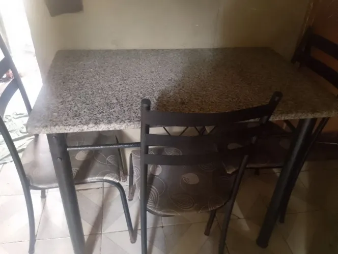 Mesa de mármore com 4 cadeira