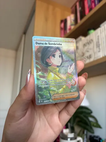 Carta Pokemón Full Art Dama de Sombrinha 255/182 (SP)