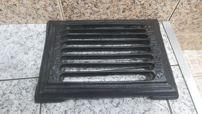 LIMPA-BOTAS ANTIGO EM FERRO FUNDIDO - AMOROSO ITAÚNA MG