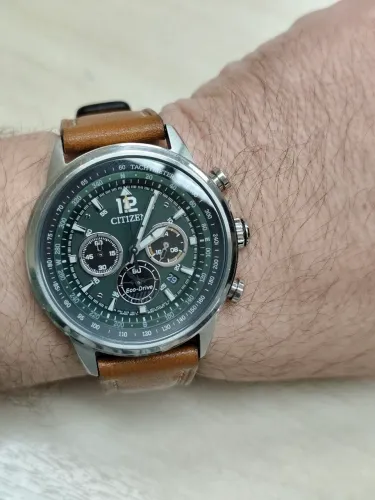Citizen Eco-Drive Avion Chronograph (Modelo CA4477-08X) Verde Musgo Couro Lindo