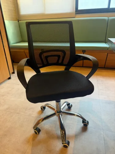 Cadeira de Escritório Rivatti Santiago Base Cromada Ergonômica Preta com Estofado de Mesh