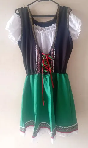 Traje feminino oktoberfest verde, com meia