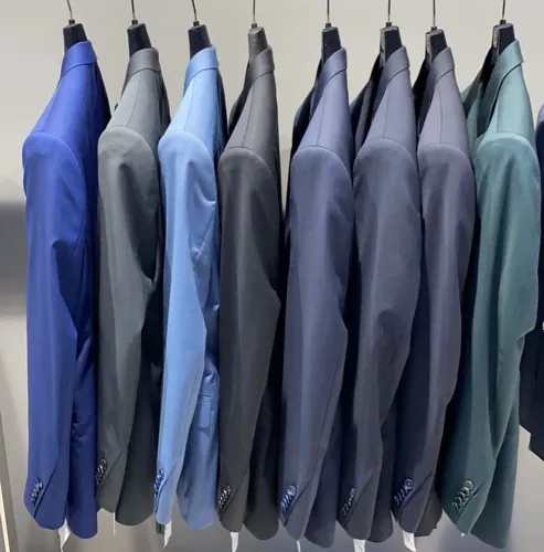 4 TERNOS POR 300$ COM DIREITO GRAVATAS,E Camisas socias