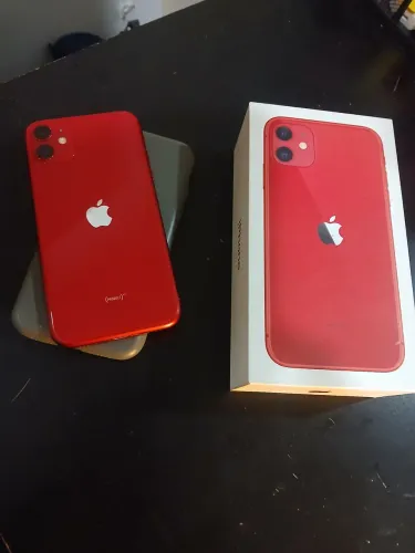 iPhone 11 vermelho com caixa