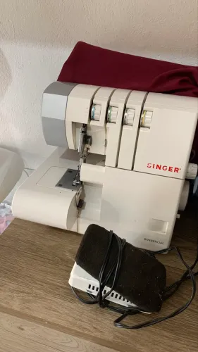 MÁQUINA OVERLOCK SINGER