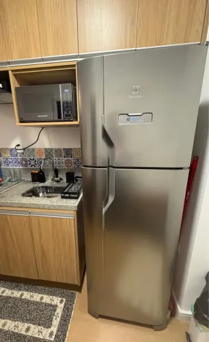 Geladeira Electrolux Frost Free 371L Inox - Muito Conservada