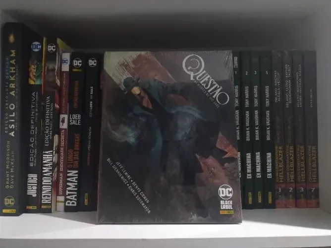 Questão: As Mortes de Vic Sage - Panini - Capa Dura
