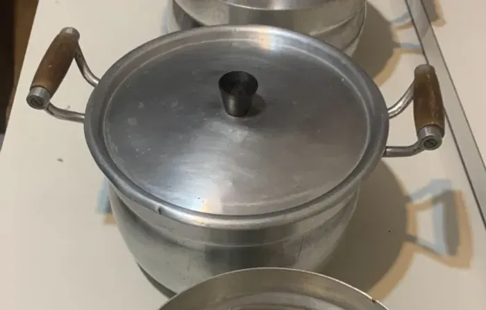 Panela de alumínio, com tampa