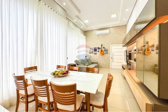 Casa A Venda em Mogi Mirim - Residencial do Bosque - AT: 300 m² / AC: 179 m² - 4 Quartos (