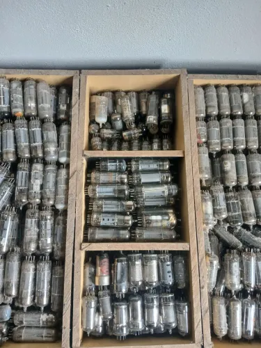Válvulas eletrônicas antigas lote com mais de 500 Válvulas 