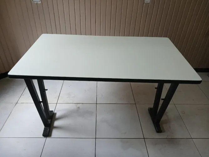 Mesa escritório utilitária