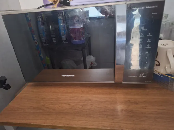 Micro-ondas Panasonic bem conservado, valor negociável!