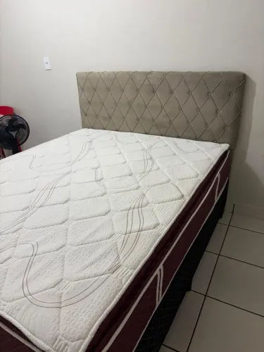 Cama queen com cabeceira