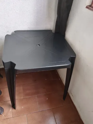 Mesa de plástico com 4 bancos