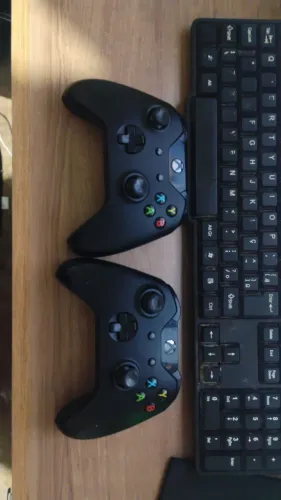 Controle de Xbox one original funciona apenas via cabo todos os botões funcionando 