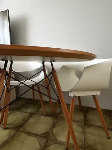 Mesa de jantar redonda com 4 cadeiras modernas