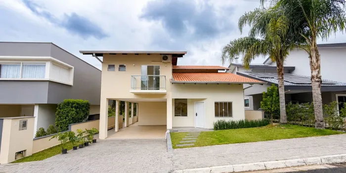 Casa com 4 dormitórios, sendo 3 suítes para alugar, 218 m² por R$ 8.900/mês - Itoupava Cen
