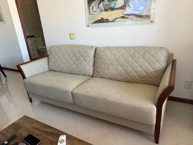 Vendo móveis para sala ,1 sofá ,2 poltronas e 1 mesa de centro.
