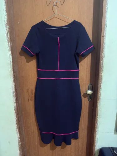 Vestido azul com detalhe rosa