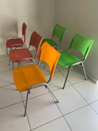 Cadeiras modernas e coloridas para escola ou escritório 