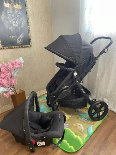 Carrinho cosco com bebe conforto semi-novo