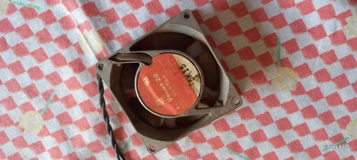 ventilador miniatura para secar linguiça, salames, na geladeira.