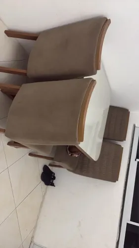 Mesa tampo de vidro com 4 cadeiras