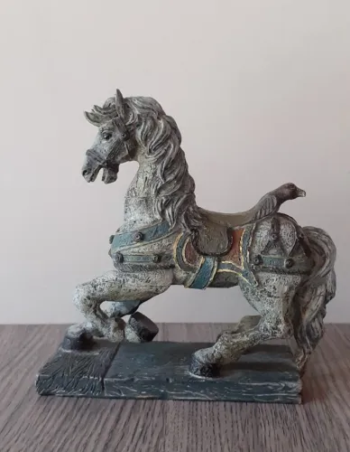 Escultura de cavalo Oriental em Resina com efeito amadeirado