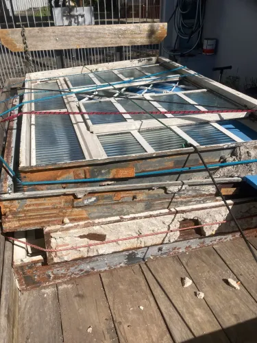 4 Janelas de ferro com vidro e veneziana