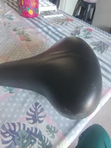 Selle de bicicleta royal usada com preta bem conservada.