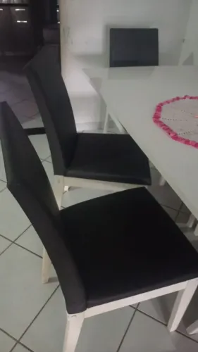 Mesa de jantar com 6 carteiras 