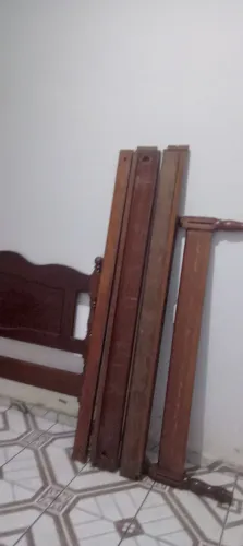 Cama de madeira maciça de qualidade 