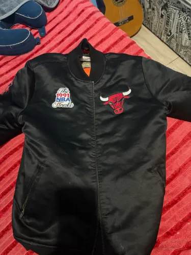 Jaqueta Mitchell & Ness NBA Satin Bomber Jacket Chicago Bulls Preta