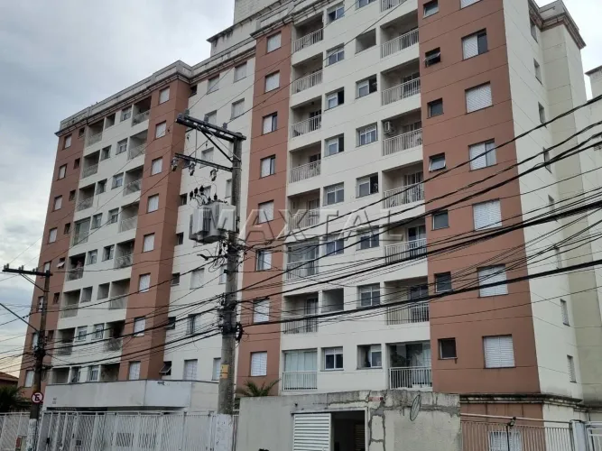 Apartamento todo reformado com 02 quartos, varanda envidraçada 01 vaga e prédio com lazer.