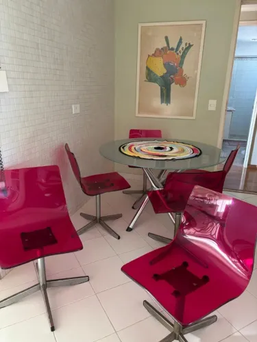 Cadeiras de Acrílico Pink com Base Cromada - Design Moderno