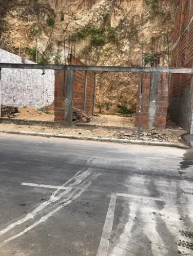 Terreno com construção no centro de Jequié.