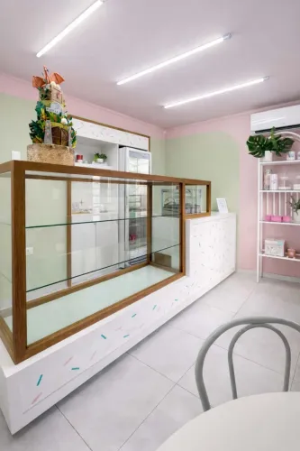 Vendo móveis em MDF para confeitaria, doceria, café. 